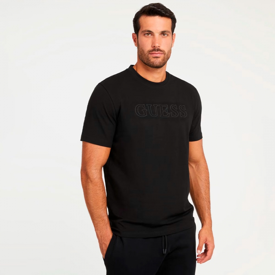 t-shirt-avec-logo-sur-le-devant