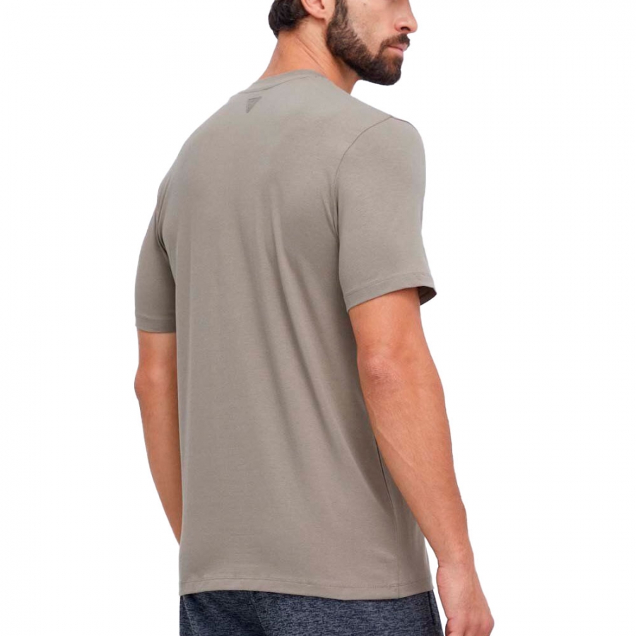 camiseta-con-logo-frontal camiseta-con-logo-frontal