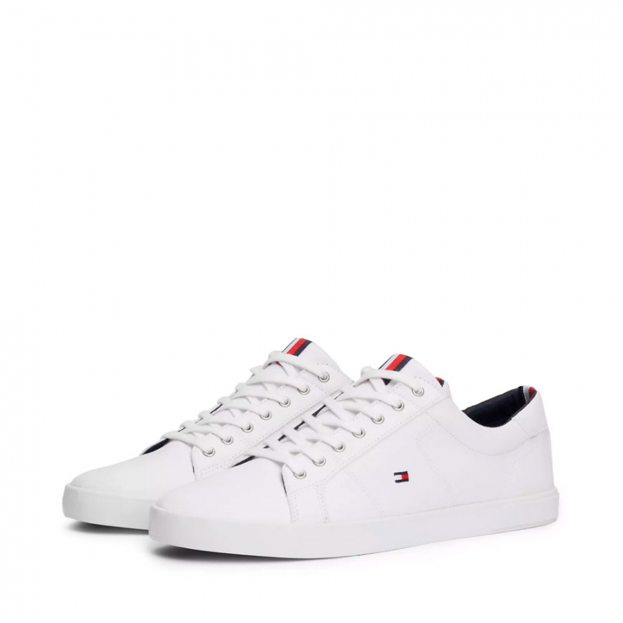 unverzichtliche-ikonische-sneakers-mit-gesticktem-logo