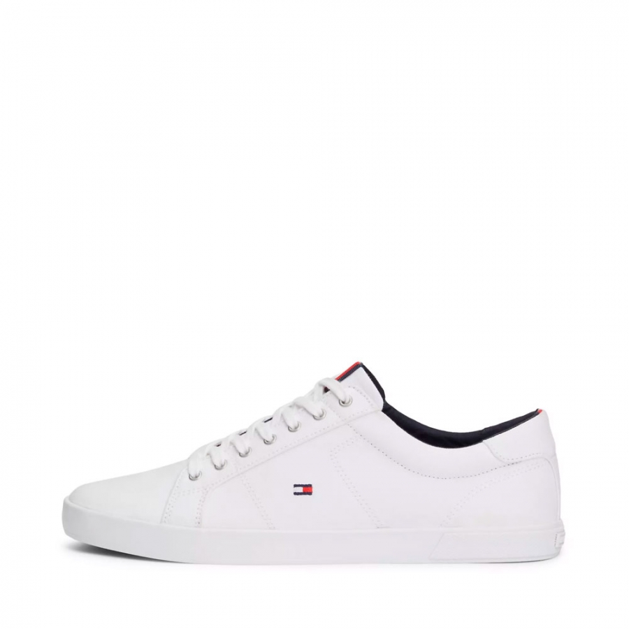 unverzichtliche-ikonische-sneakers-mit-gesticktem-logo