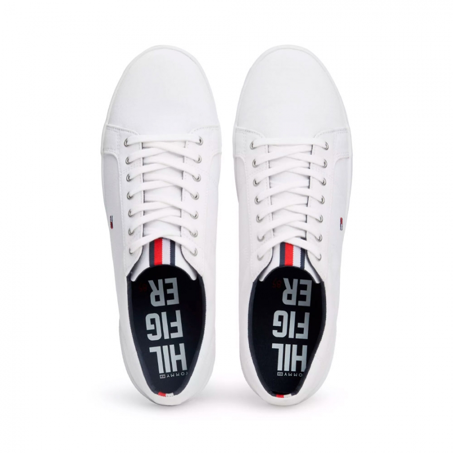 sneakers-iconiques-essentielles-avec-logo-brode