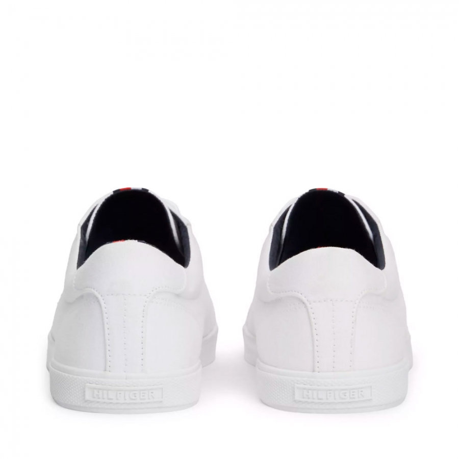unverzichtliche-ikonische-sneakers-mit-gesticktem-logo