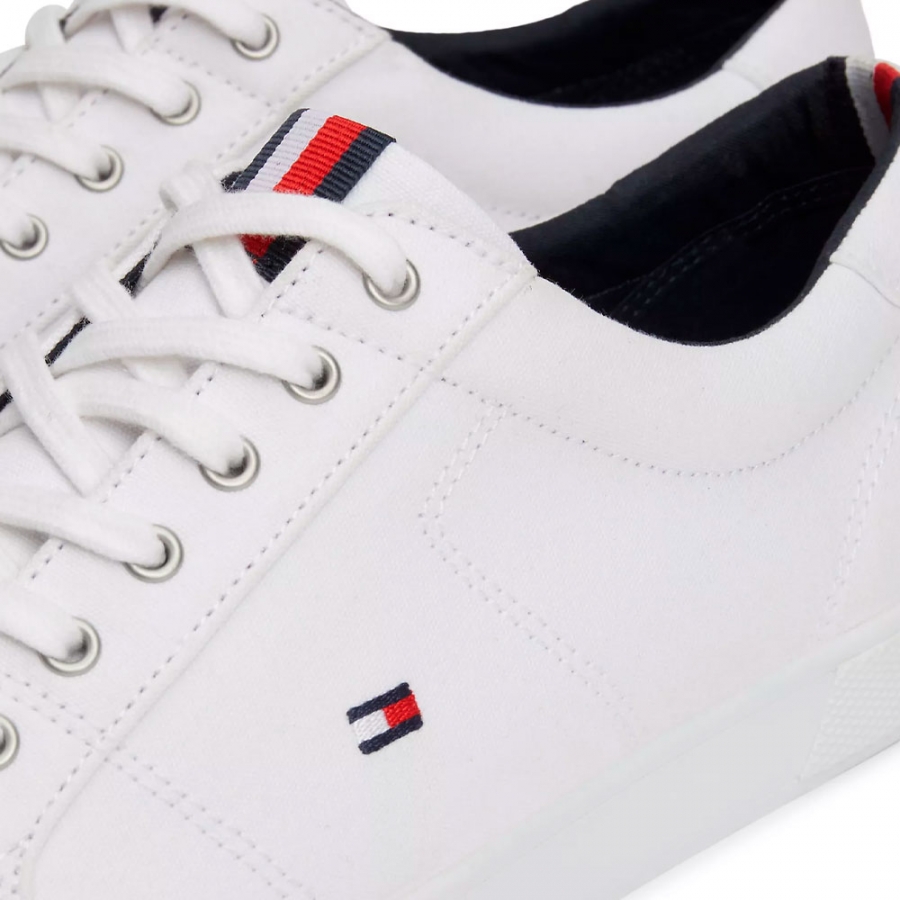 unverzichtliche-ikonische-sneakers-mit-gesticktem-logo