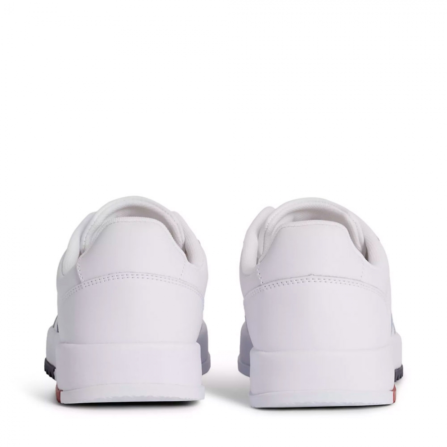unverzichtliche-sneakers-mit-zahnen-sohle-und-logo unverzichtliche-sneakers-mit-zahnen-sohle-und-logo