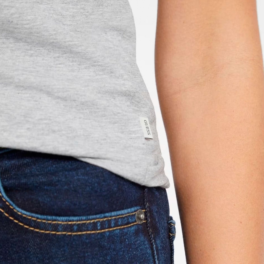 schmal-geschnittenes-t-shirt-mit-aufgedrucktem-logo schmal-geschnittenes-t-shirt-mit-aufgedrucktem-logo
