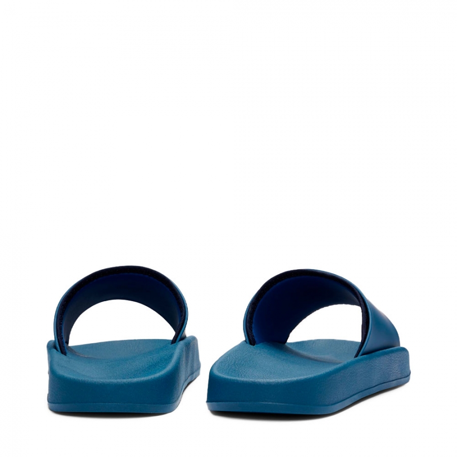 chanclas-con-tira-de-la-marca chanclas-con-tira-de-la-marca