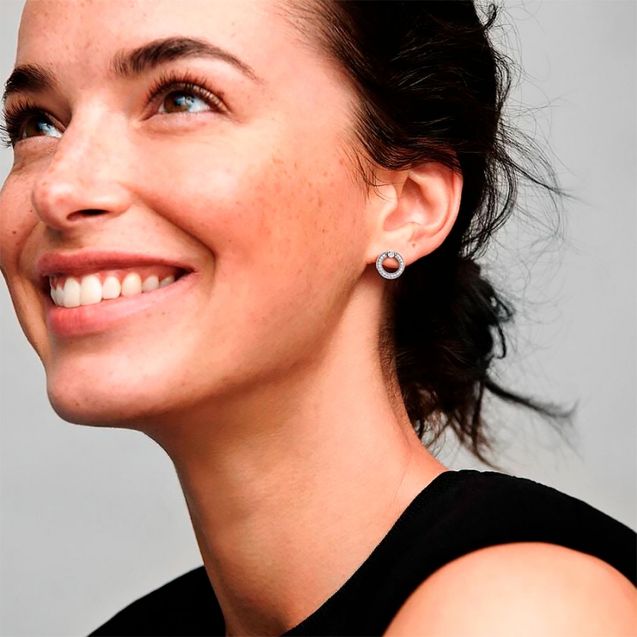 boucles-d-oreilles-a-tige-reversibles-avec-cercle-pave-et-logo-299486c01 boucles-d-oreilles-a-tige-reversibles-avec-cercle-pave-et-logo-299486c01