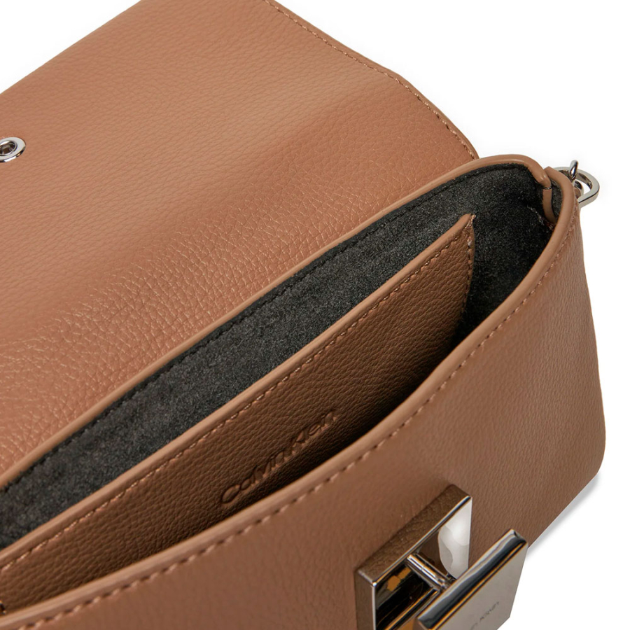 bolsa-crossbody-placa-com-corrente bolsa-crossbody-placa-com-corrente