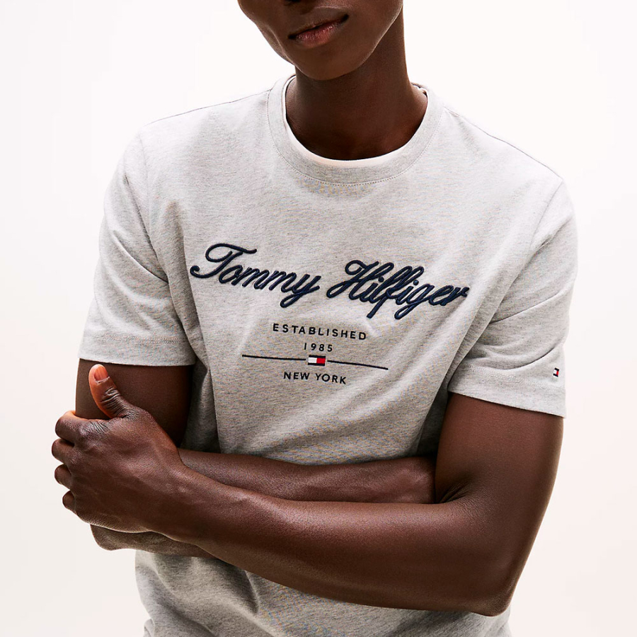 t-shirt-con-logo-ricamato