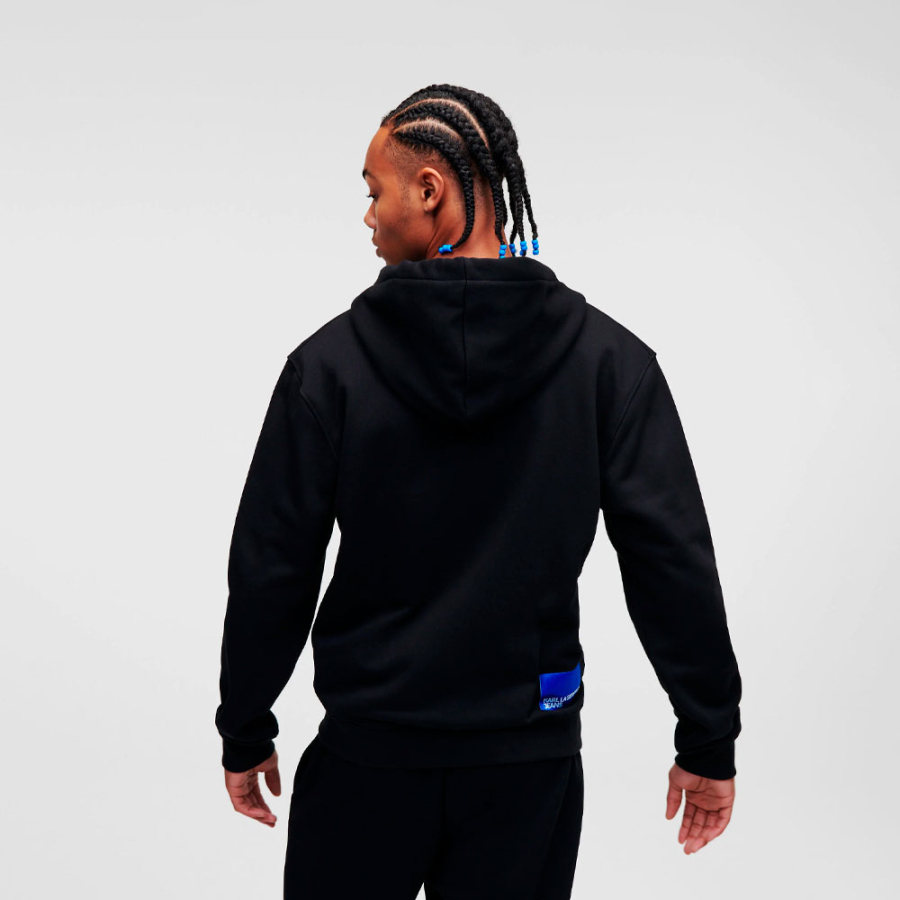 sweatshirt-mit-kapuze-reissverschluss-und-quadratischem-logo sweatshirt-mit-kapuze-reissverschluss-und-quadratischem-logo
