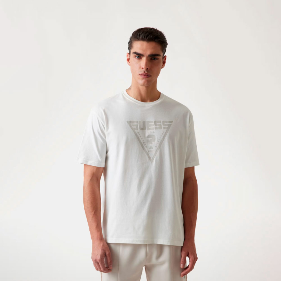 t-shirt-com-logotipo-triangulo t-shirt-com-logotipo-triangulo