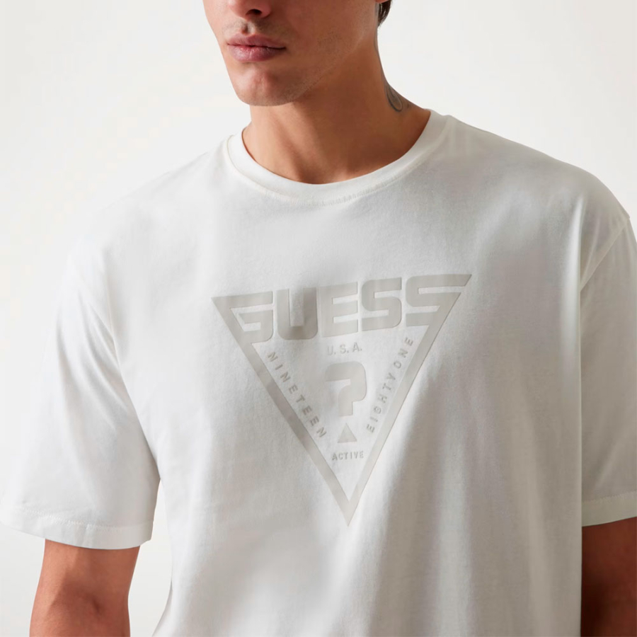 t-shirt-com-logotipo-triangulo t-shirt-com-logotipo-triangulo