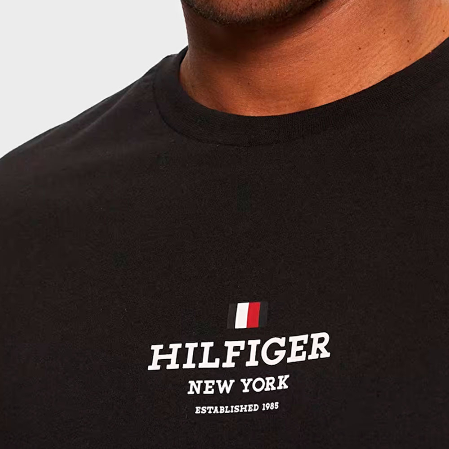t-shirt-mit-rundhalsausschnitt-und-logo t-shirt-mit-rundhalsausschnitt-und-logo