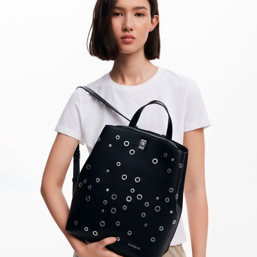 mittelgrosser-rucksack-mit-nieten mittelgrosser-rucksack-mit-nieten