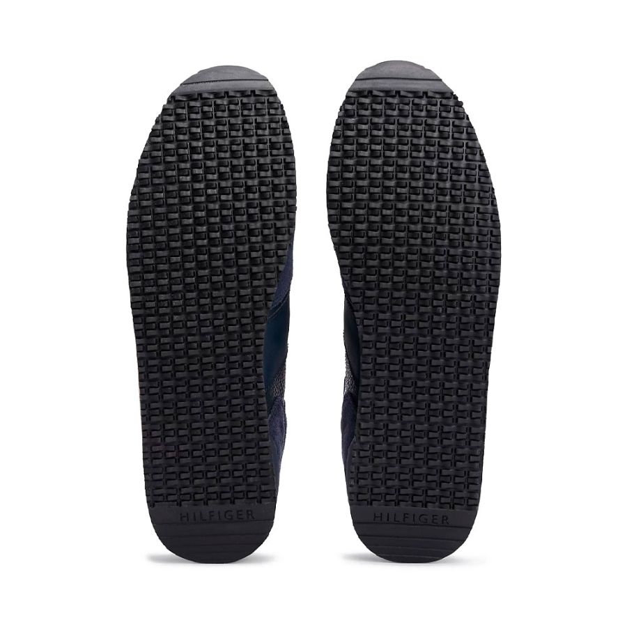 ikonische-sneaker-mit-schnurung ikonische-sneaker-mit-schnurung
