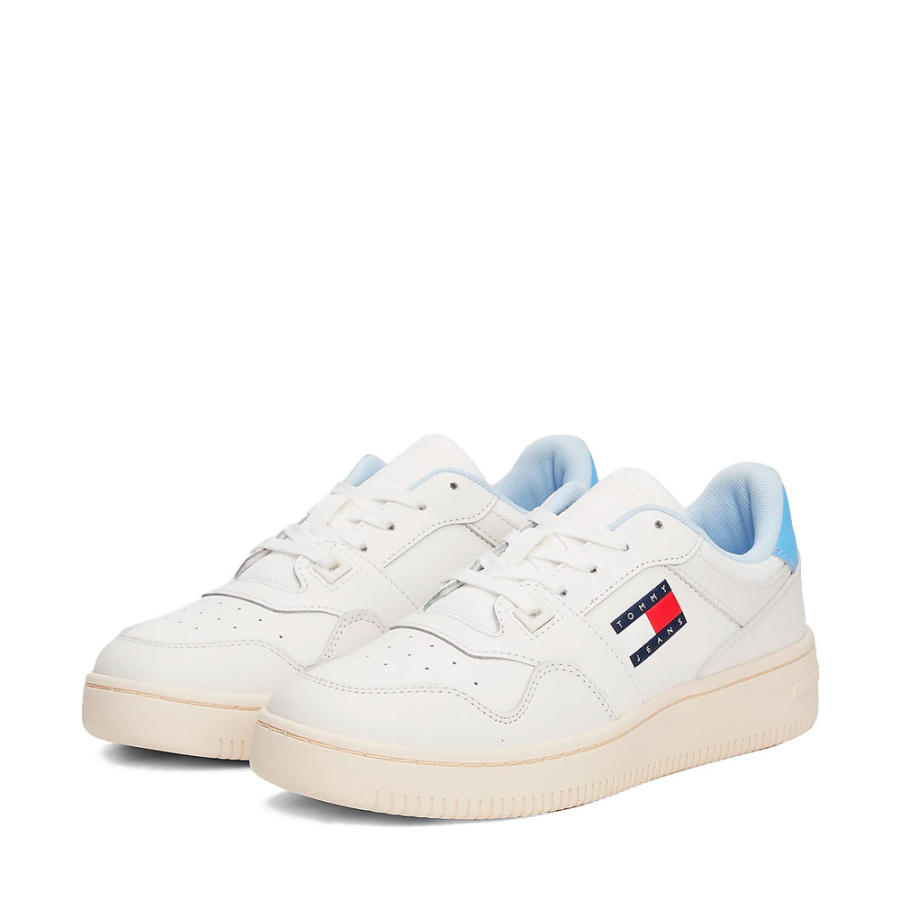 retro-sneaker-mit-perforiertem-design retro-sneaker-mit-perforiertem-design