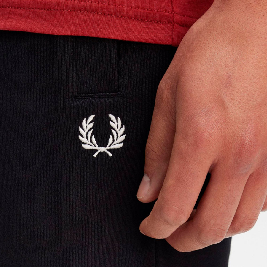 klassische-shorts-aus-sweatshirt-stoff