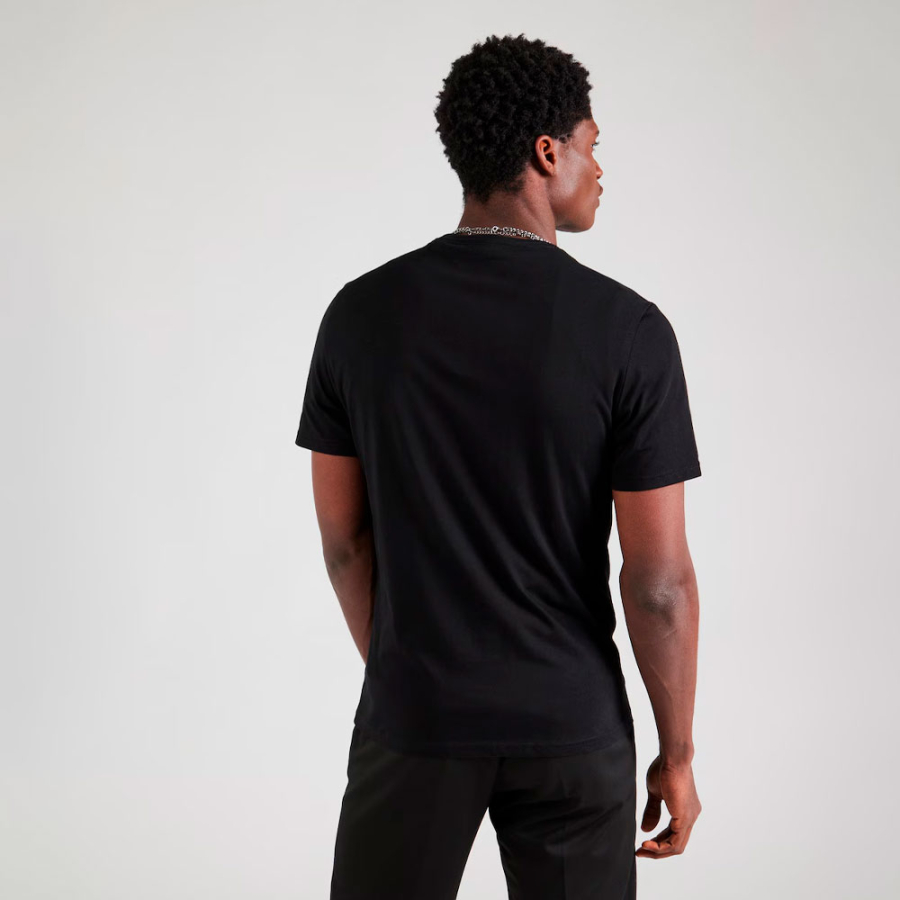 camiseta-com-logo-triangular camiseta-com-logo-triangular