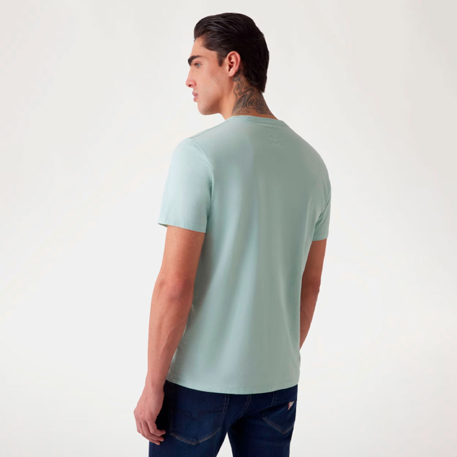 camiseta-con-logotipo-bordado camiseta-con-logotipo-bordado