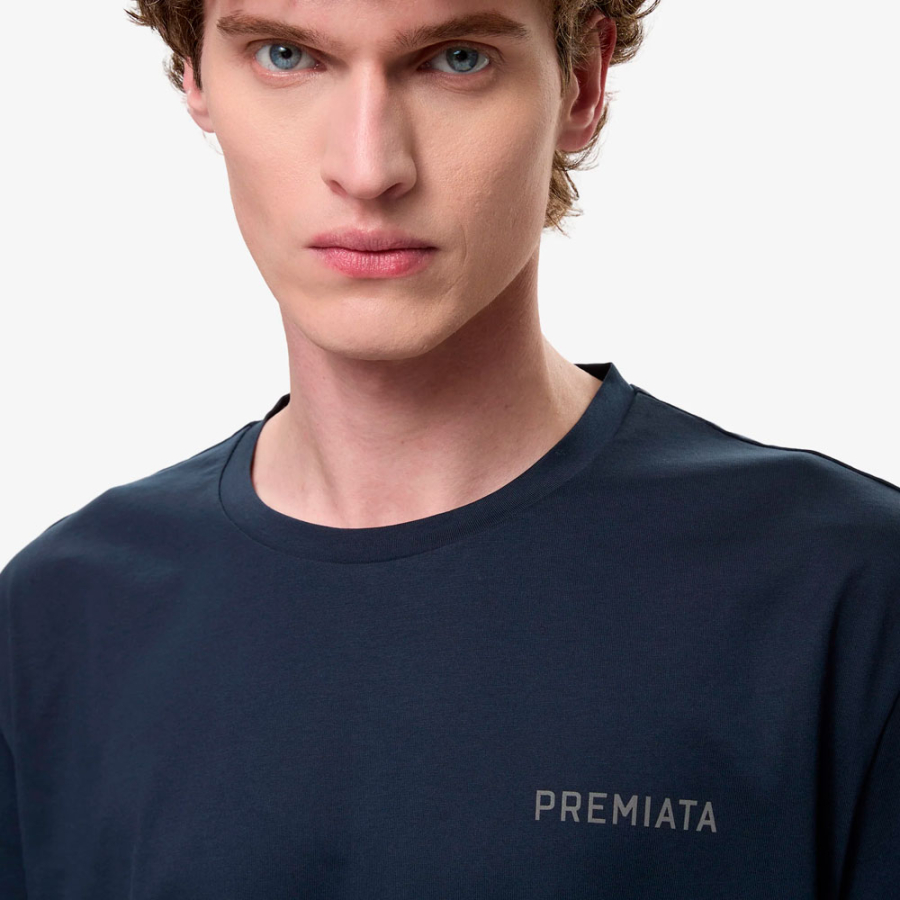 camiseta-com-rachaduras-laterais-e-detalhes-contrastantes camiseta-com-rachaduras-laterais-e-detalhes-contrastantes