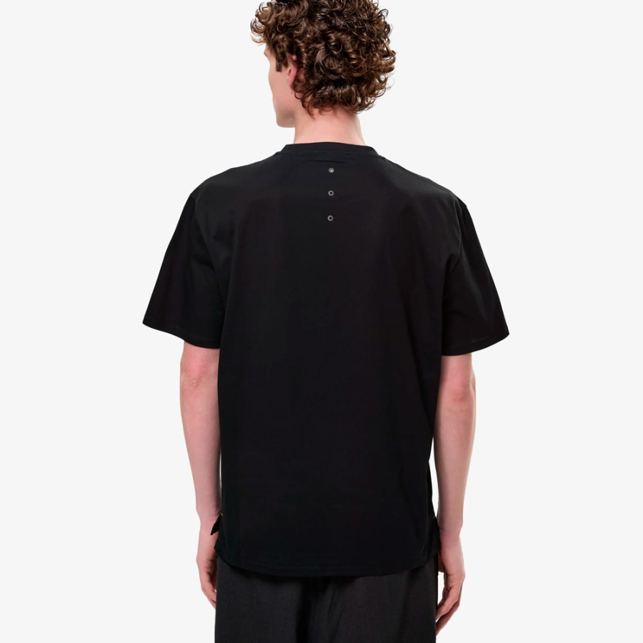 camiseta-com-rachaduras-laterais-e-detalhes-contrastantes camiseta-com-rachaduras-laterais-e-detalhes-contrastantes