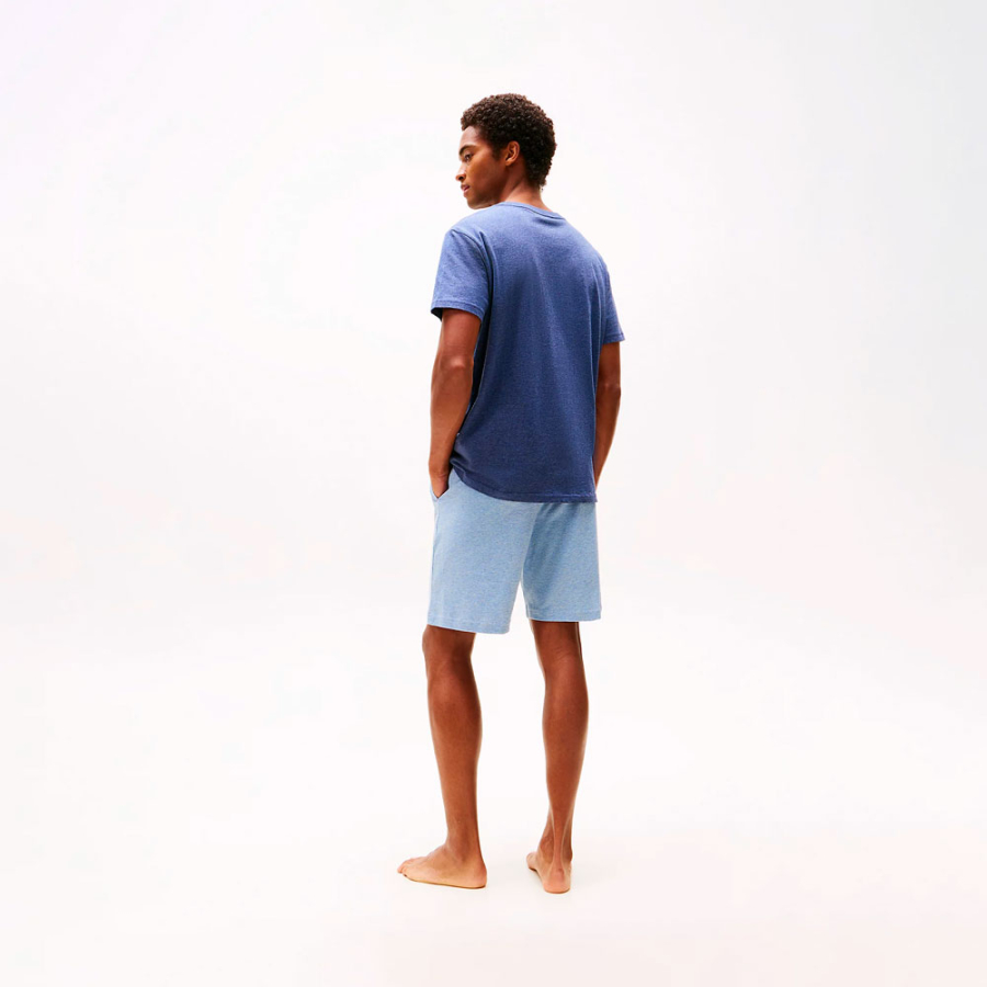 t-shirt-originale-con-design-a-blocchi-di-colore t-shirt-originale-con-design-a-blocchi-di-colore