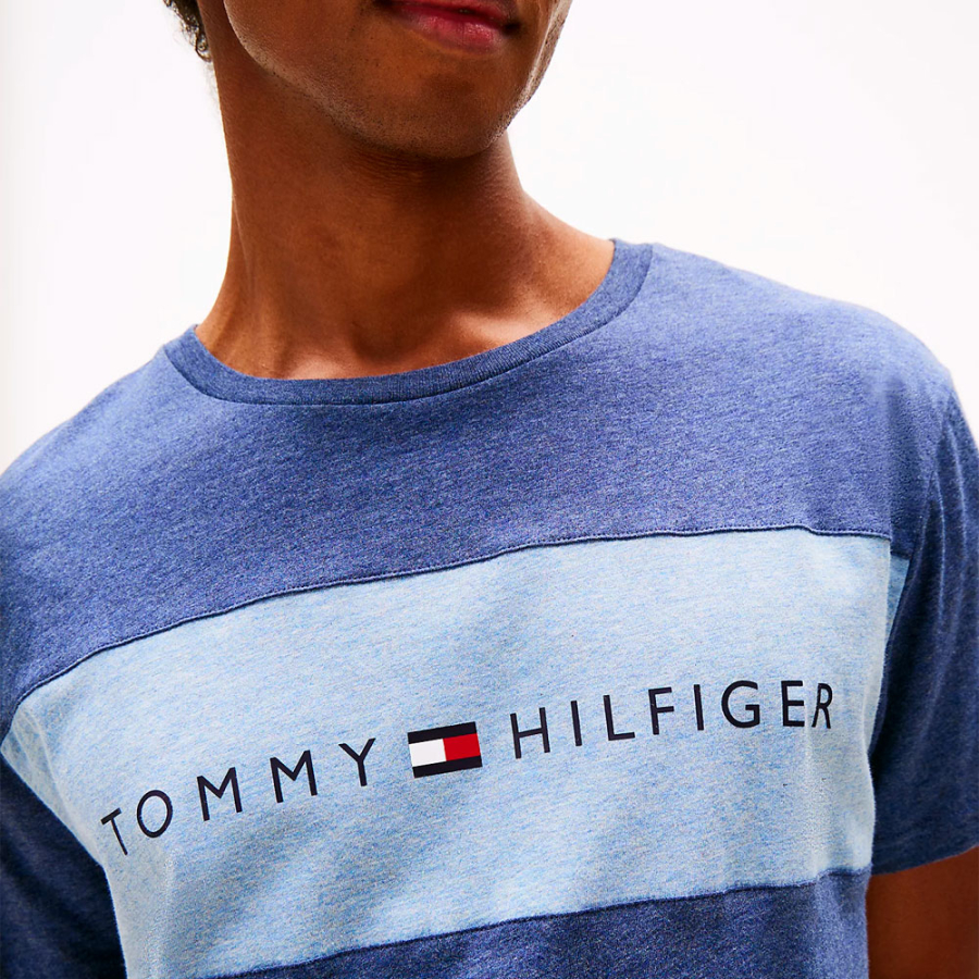 t-shirt-originale-con-design-a-blocchi-di-colore t-shirt-originale-con-design-a-blocchi-di-colore