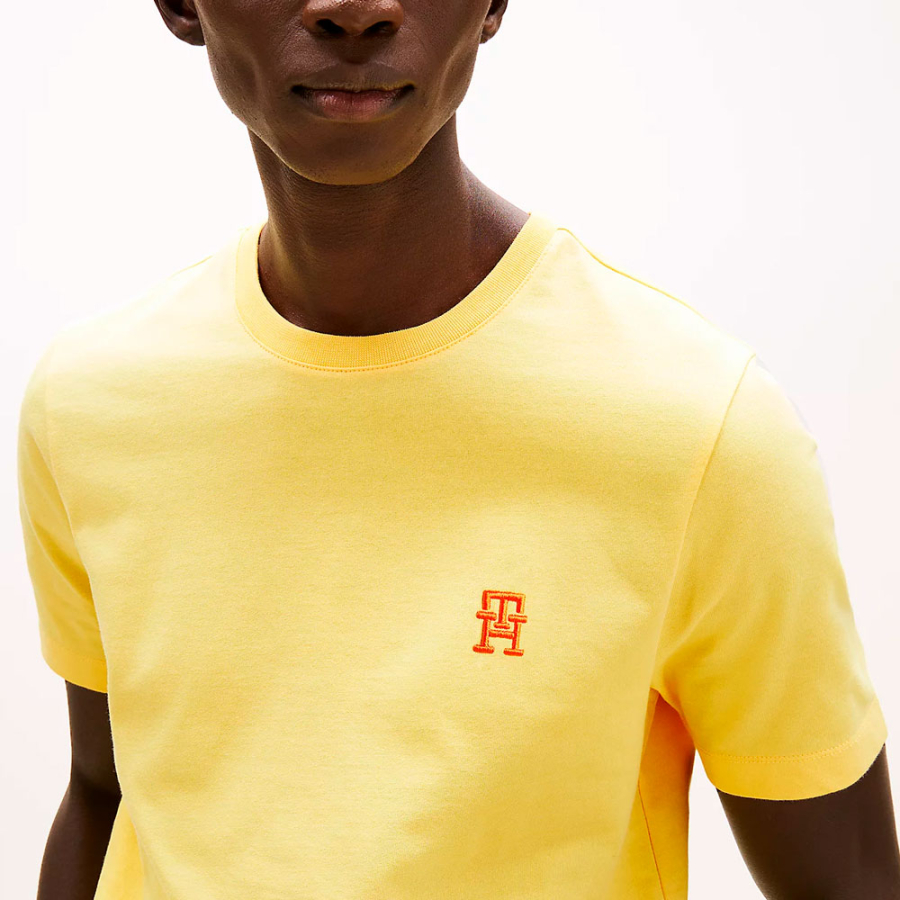 t-shirt-mit-kontrastierendem-th-monogramm t-shirt-mit-kontrastierendem-th-monogramm
