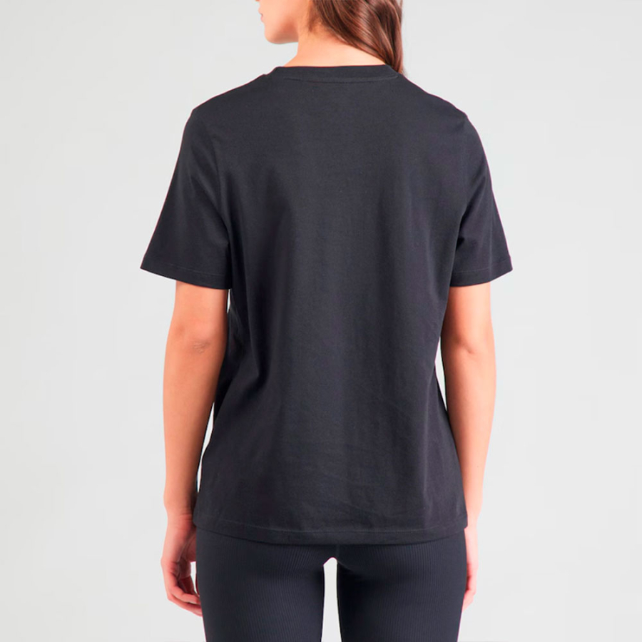 camiseta-com-logotipo-grande-de-identidade camiseta-com-logotipo-grande-de-identidade