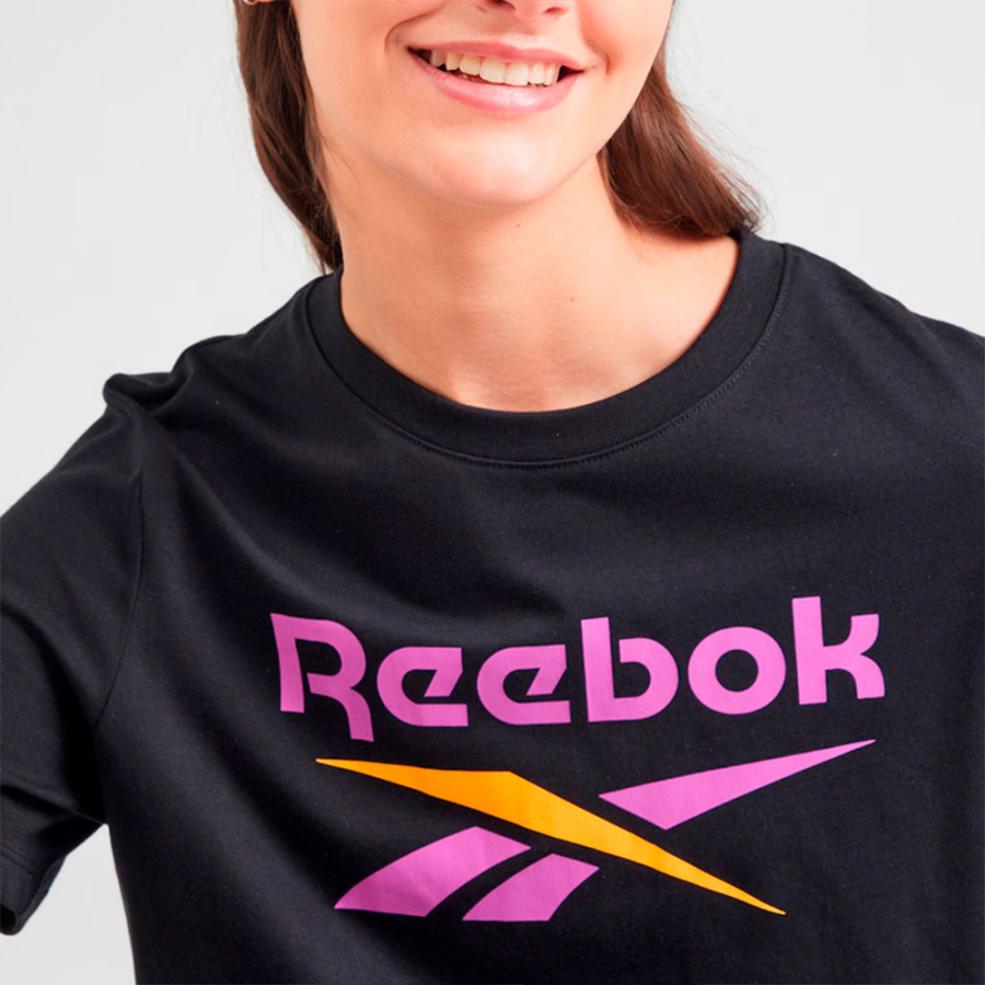 camiseta-com-logotipo-grande-de-identidade camiseta-com-logotipo-grande-de-identidade
