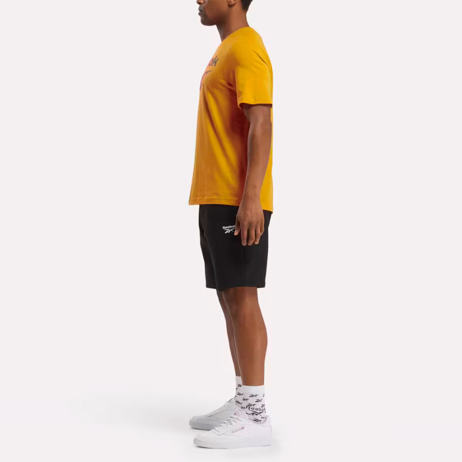 camiseta-com-logotipo-grande-de-identidade camiseta-com-logotipo-grande-de-identidade