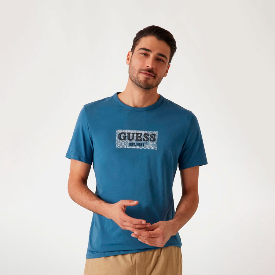 camiseta-con-logotipo-frontal camiseta-con-logotipo-frontal
