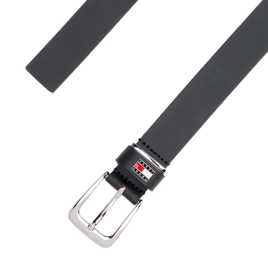 ceinture-en-cuir-avec-badge-sur-la-boucle ceinture-en-cuir-avec-badge-sur-la-boucle