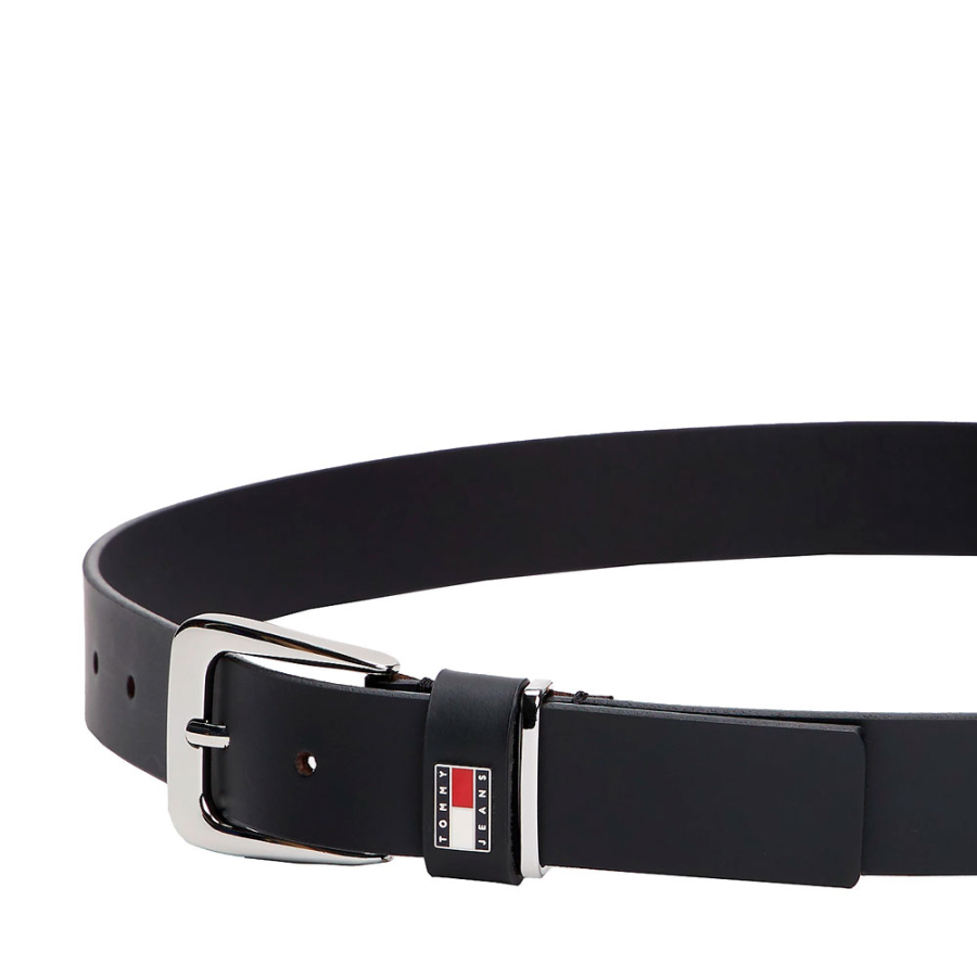 ceinture-en-cuir-avec-badge-sur-la-boucle ceinture-en-cuir-avec-badge-sur-la-boucle