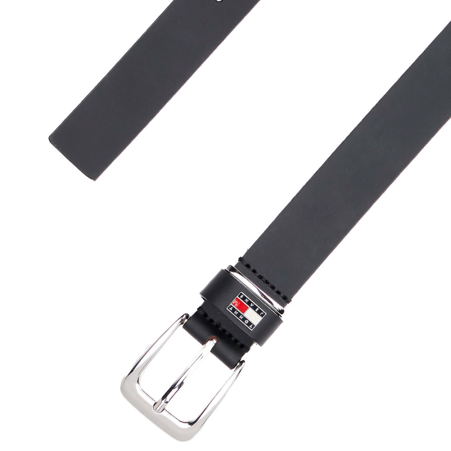 ceinture-en-cuir-avec-badge-sur-la-boucle ceinture-en-cuir-avec-badge-sur-la-boucle