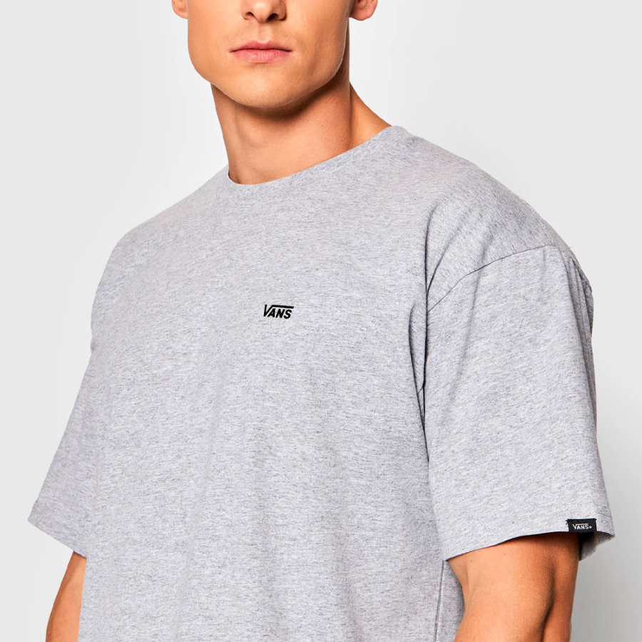 t-shirt-grigia-con-logo-sul-petto-sinistro-di-vans t-shirt-grigia-con-logo-sul-petto-sinistro-di-vans