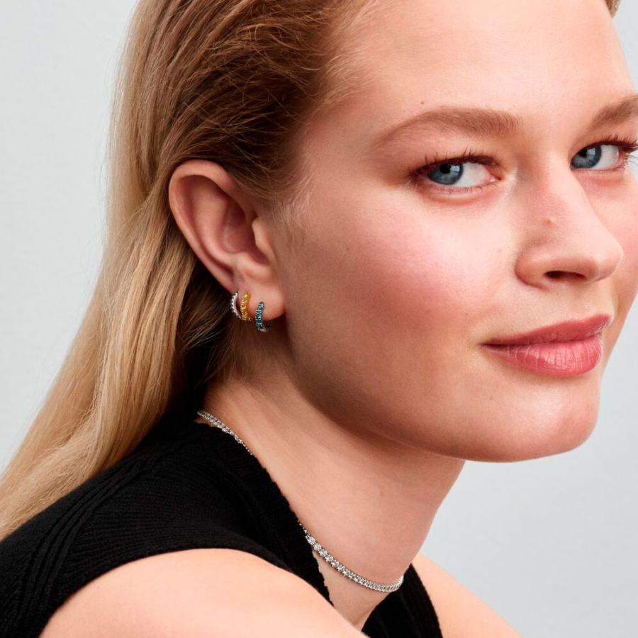 hug-earrings-293849c01 hug-earrings-293849c01