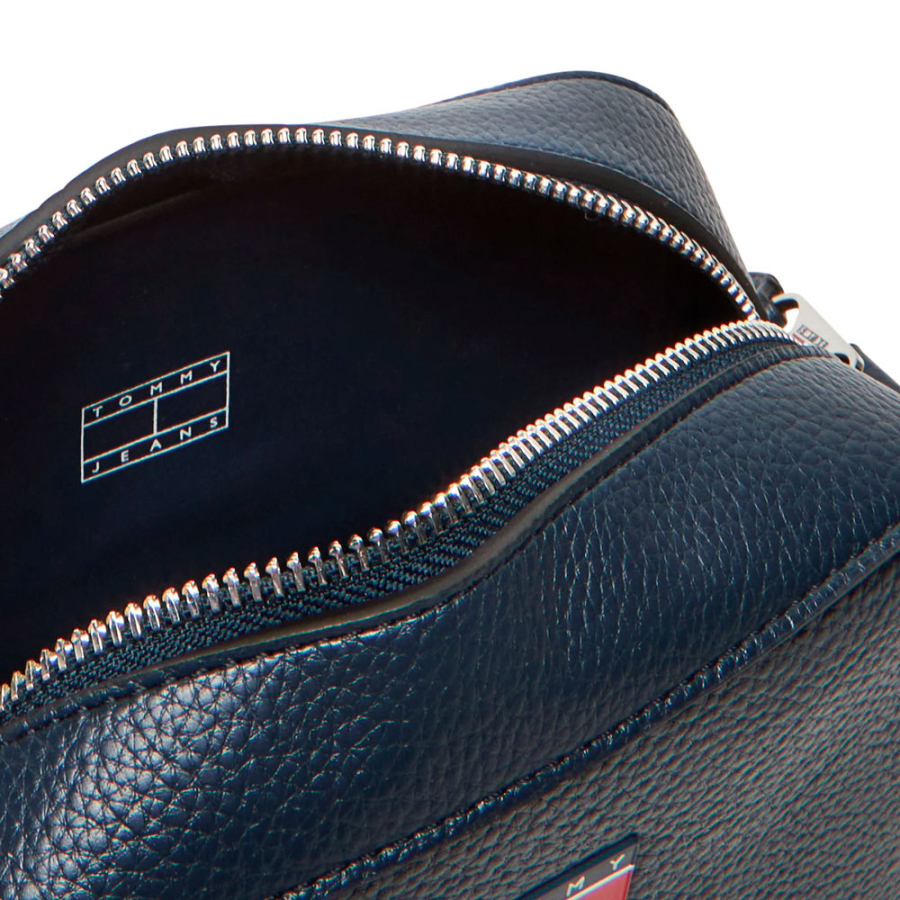 bolso-bandolera-con-insignia-tonal bolso-bandolera-con-insignia-tonal