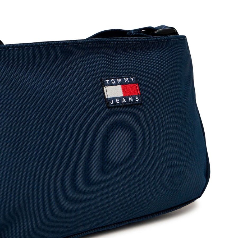 bolsa-essencial-com-inscricao-na-alca-de-ombro bolsa-essencial-com-inscricao-na-alca-de-ombro