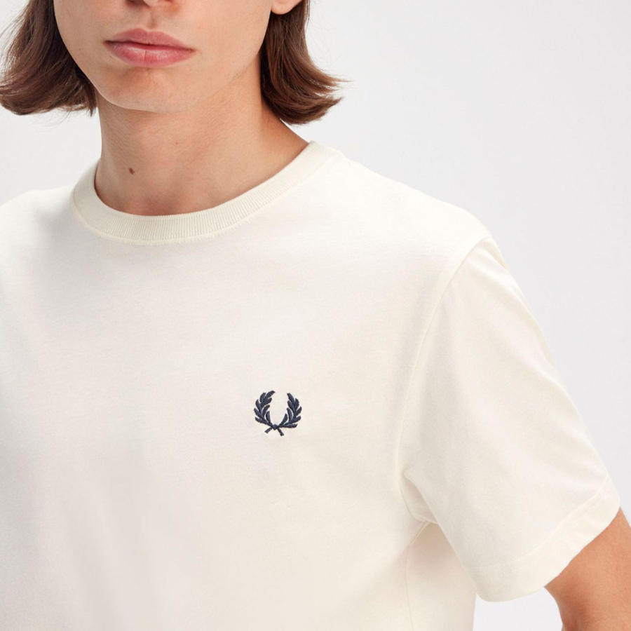 t-shirt-mit-rundhalsausschnitt t-shirt-mit-rundhalsausschnitt