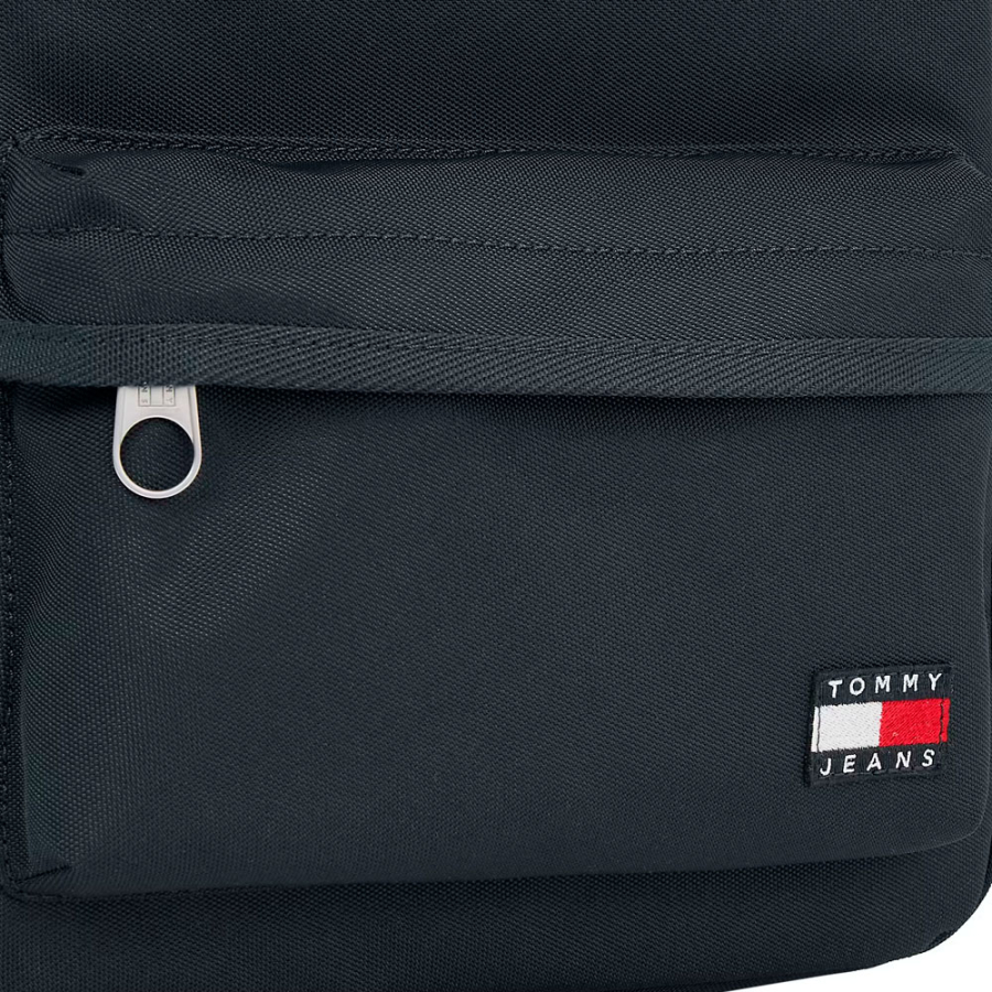 mochila-essential-con-parche-del-logo mochila-essential-con-parche-del-logo