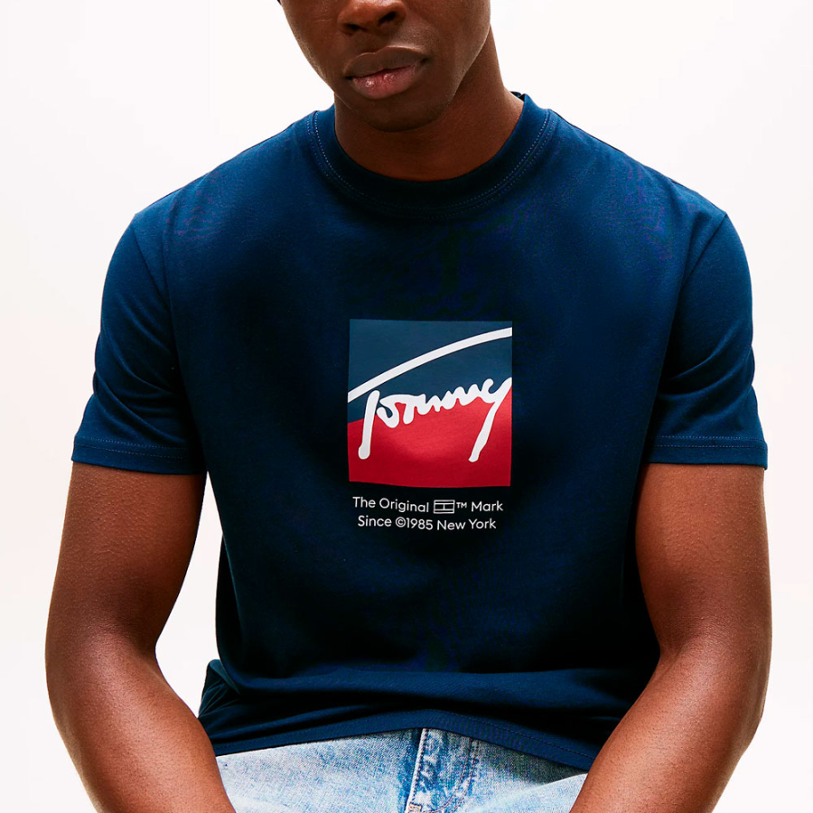 camiseta-con-logo-distintivo camiseta-con-logo-distintivo