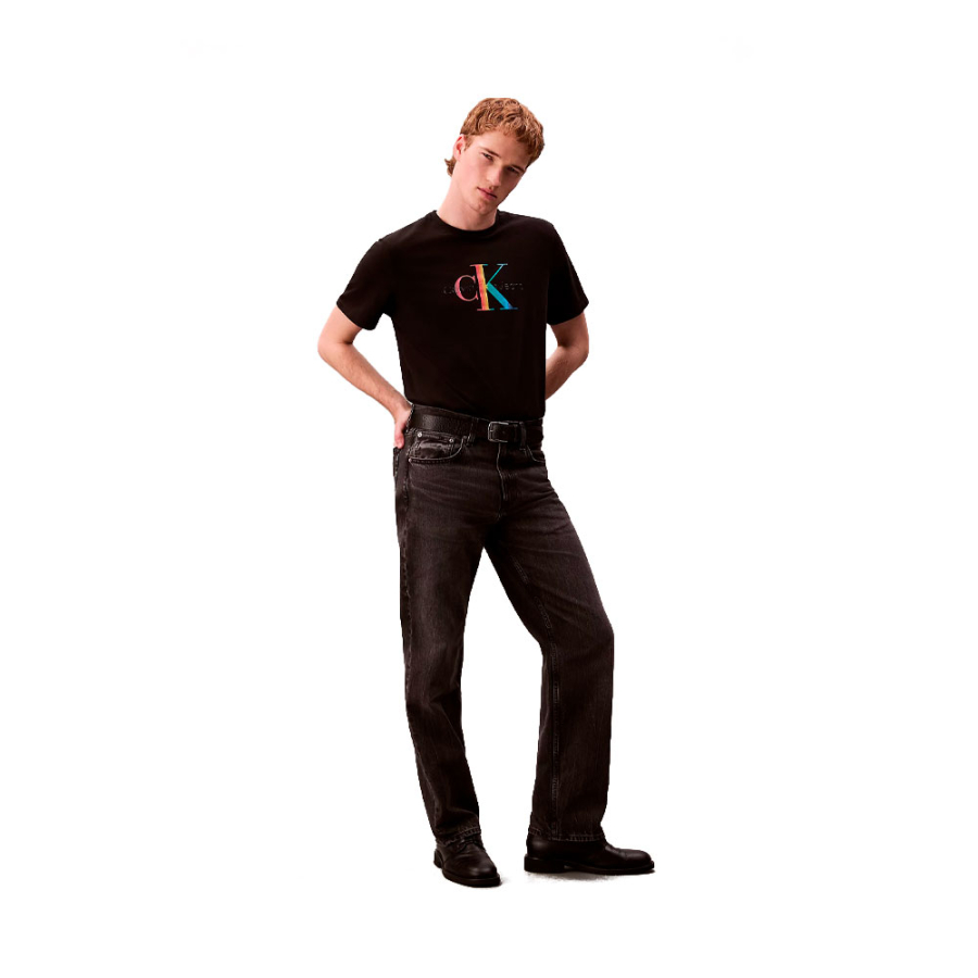 camiseta-com-monograma-de-arco-iris-orgulho