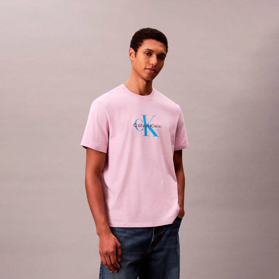 camiseta-com-logotipo-do-monograma camiseta-com-logotipo-do-monograma