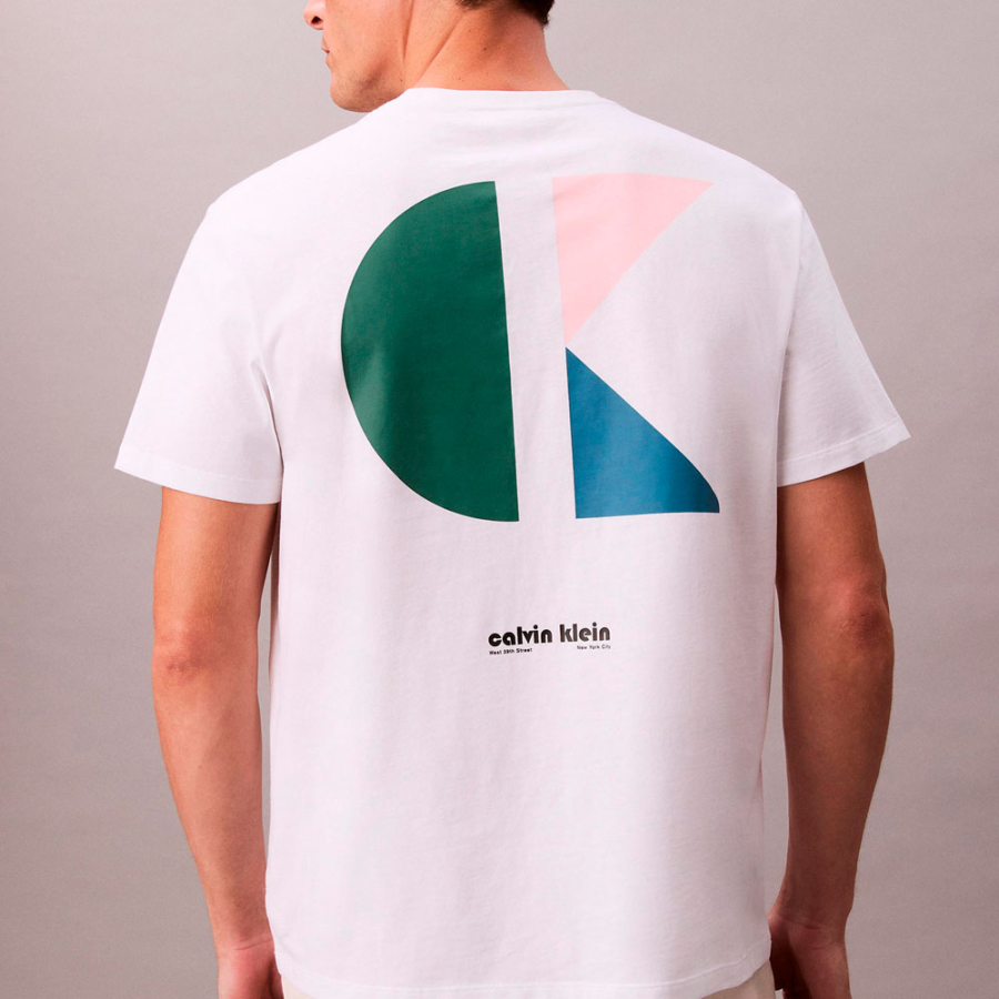 t-shirt-mit-grafischem-logo