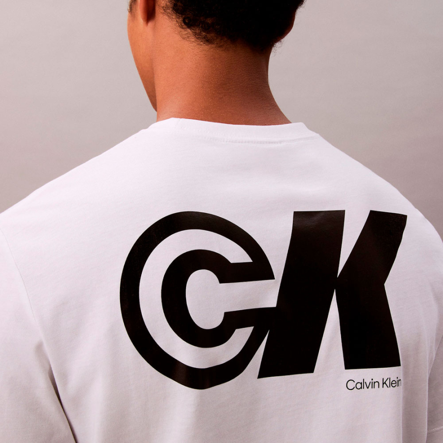 camiseta-con-logo-grafico-monograma-deportiva camiseta-con-logo-grafico-monograma-deportiva