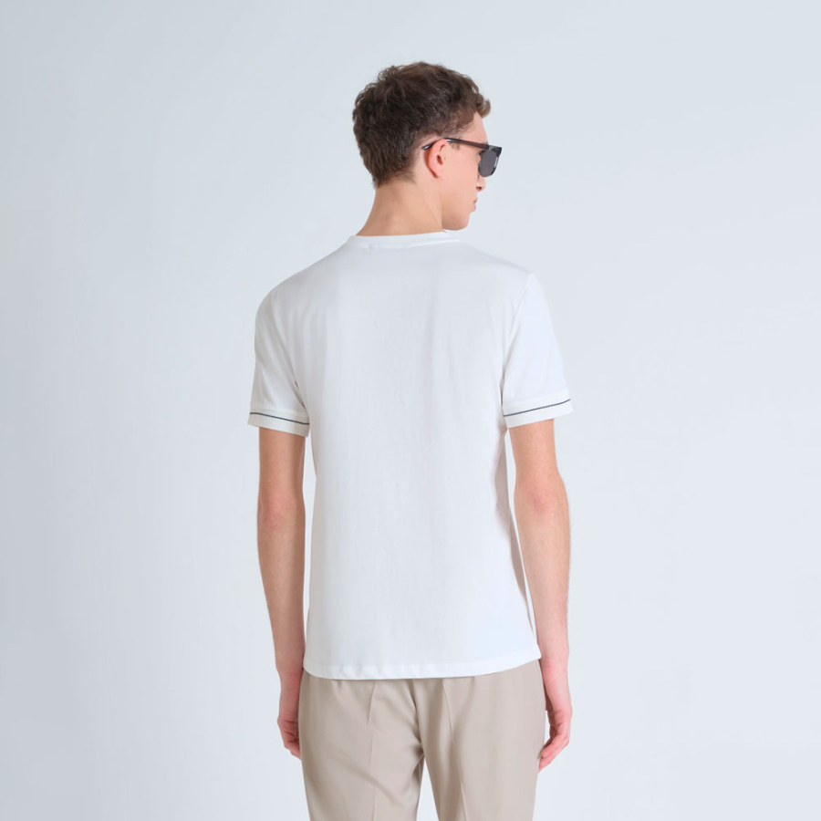 camiseta-slim-fit-com-logotipo-estampado camiseta-slim-fit-com-logotipo-estampado