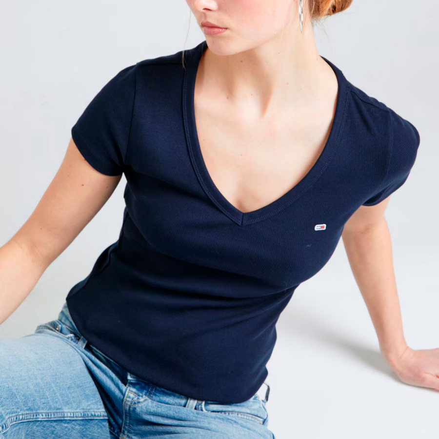 camiseta-essential-con-cuello-de-pico camiseta-essential-con-cuello-de-pico