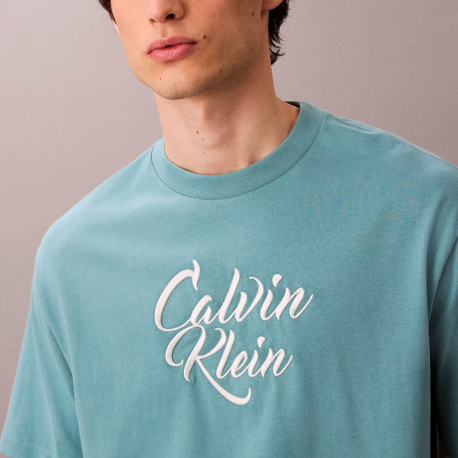 camiseta-holgada-con-logo-grafico-con-letras
