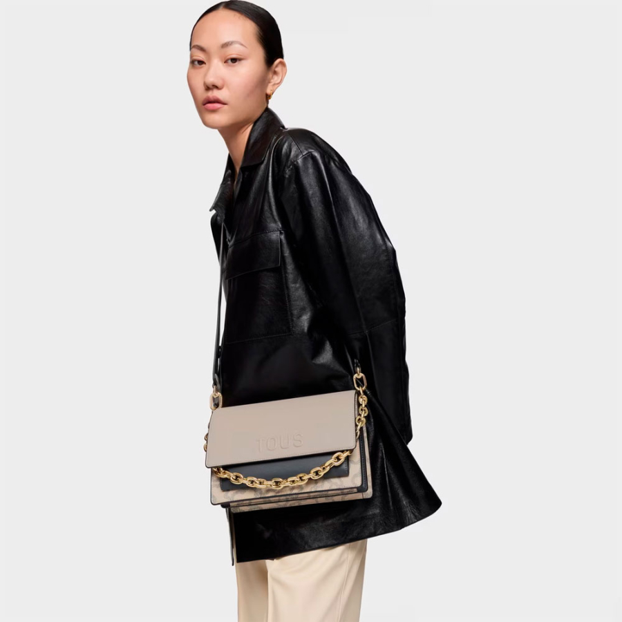 mittelgrosse-schultertasche-audree-in-taupe-kaos-icon mittelgrosse-schultertasche-audree-in-taupe-kaos-icon